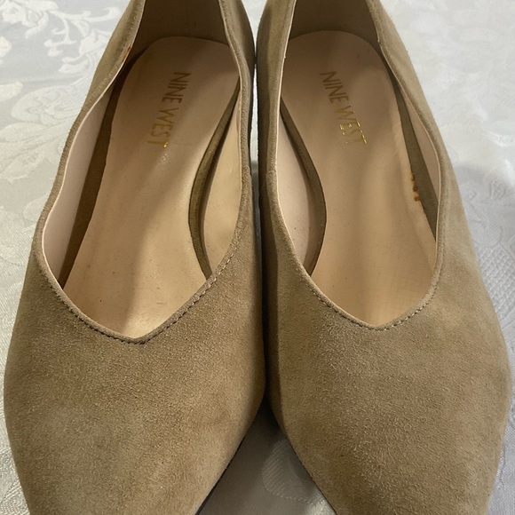 Nine West Tan Suede Chunky Heel Pumps size 5 - Picture 2 of 5
